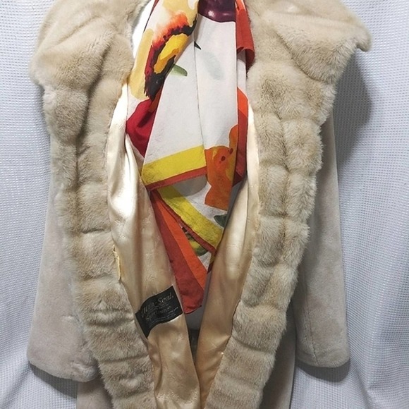 VINTAGE Deluxe Fur-like COAT Cream Beige Ivory Gold Buttons Superior Fabric RARE - Picture 4 of 14